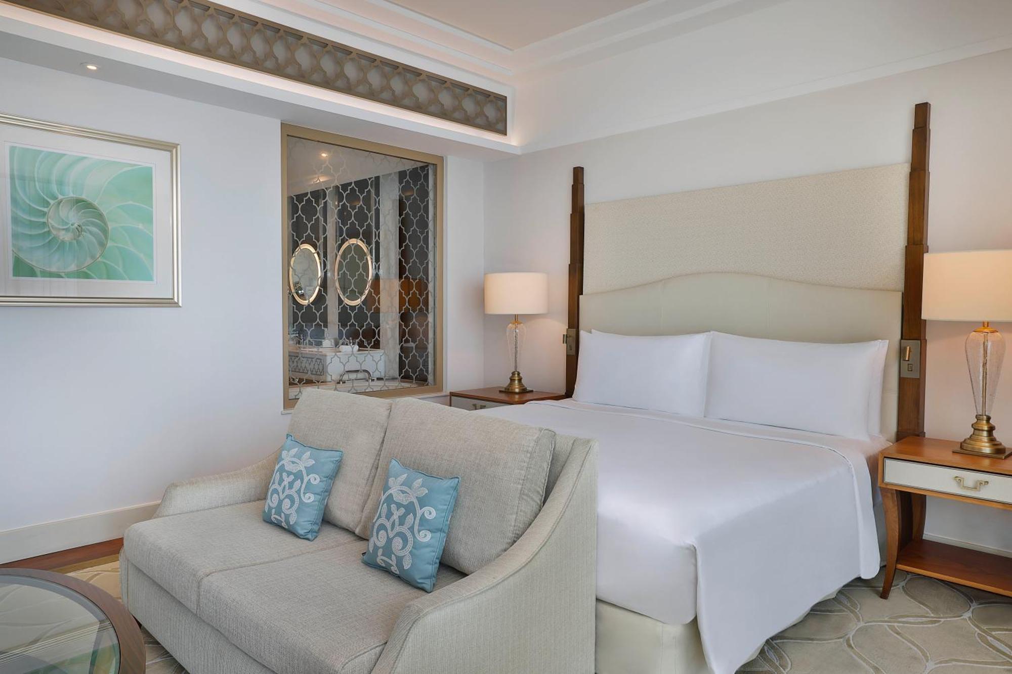 Deluxe Skyline King Room Sea View